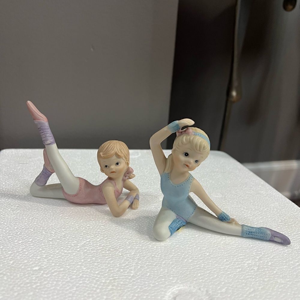 1980s Homco #1406 pair of bisque ballerina figurines in pink and blue